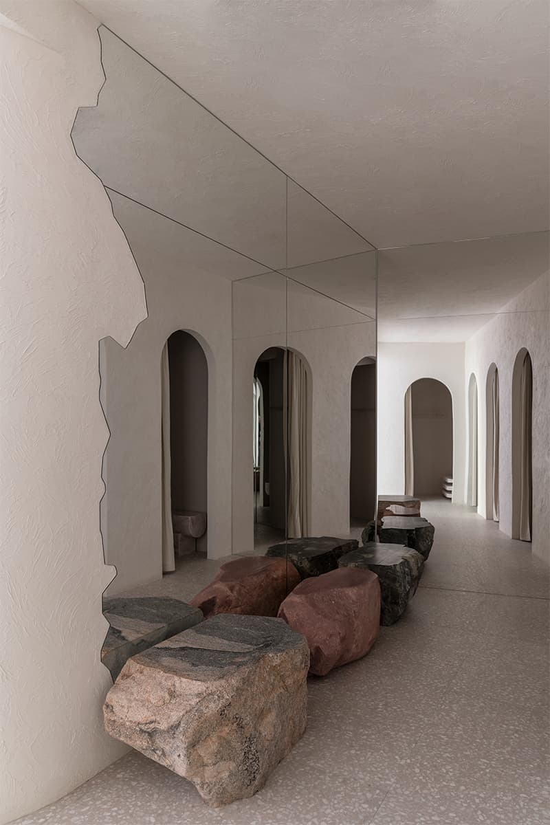 Скамьи-валуны и панно из искусственного камня в интерьере магазина на Патриарших прудах — проект бюро Gulyaev + Tsakharias