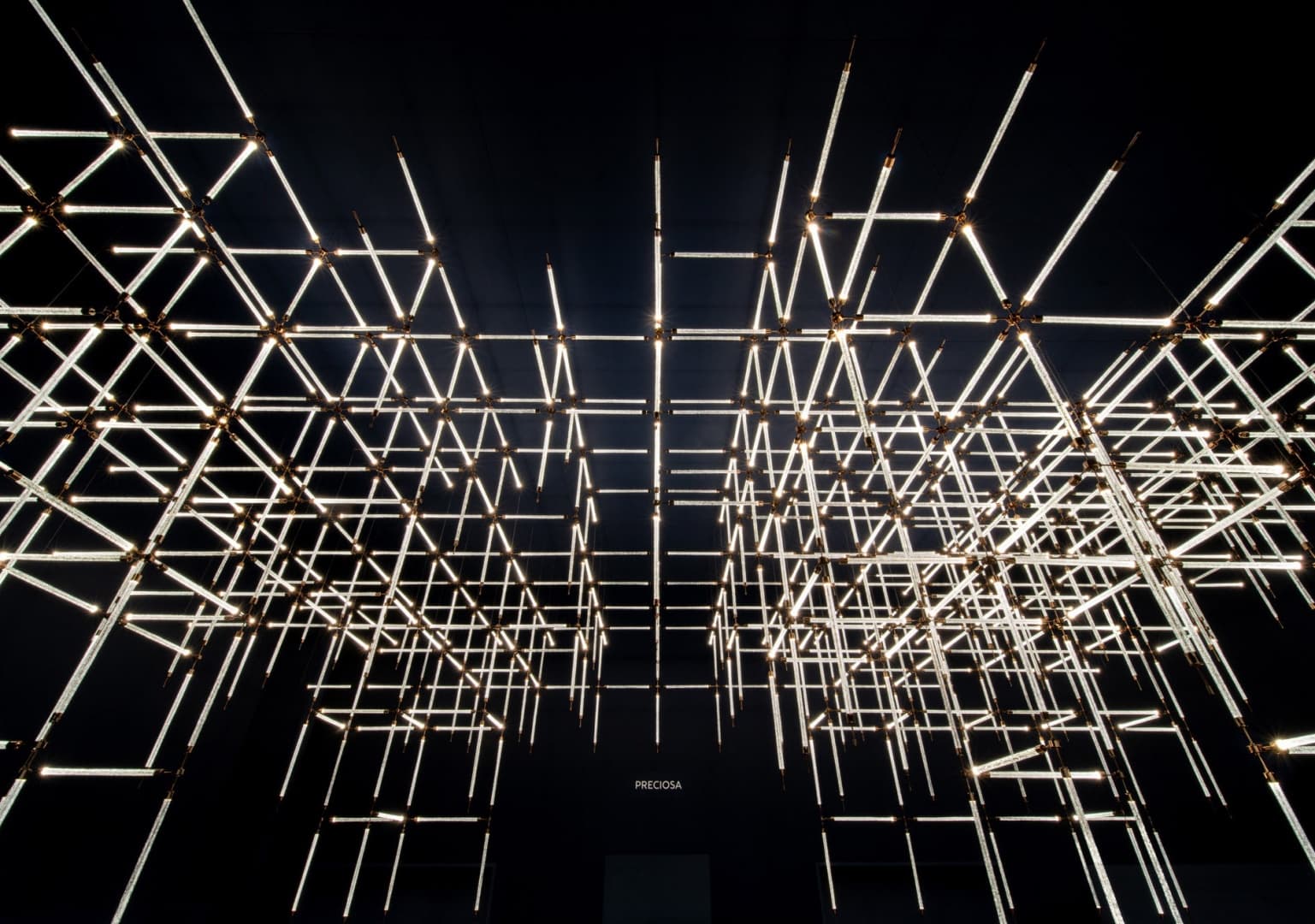 Preciosa создала инсталляцию в виде светового лабиринта