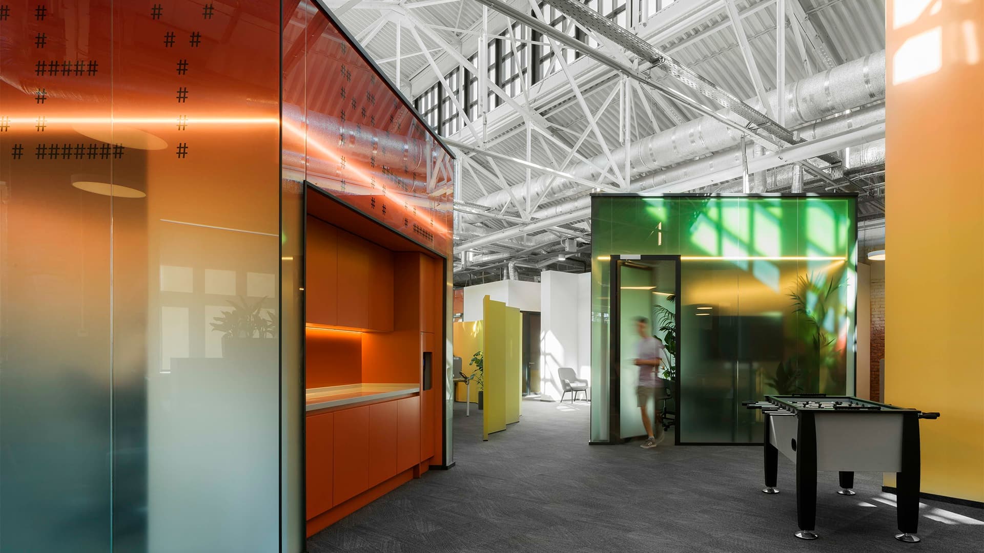 Отражение города в интерьере уютного офиса для IT-специалистов — проект IND architects