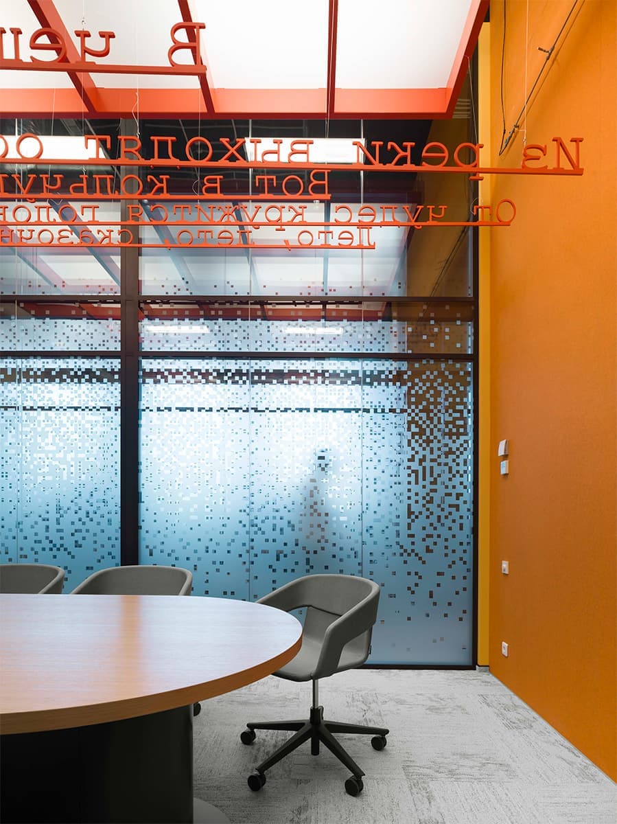 Отражение города в интерьере уютного офиса для IT-специалистов — проект IND architects