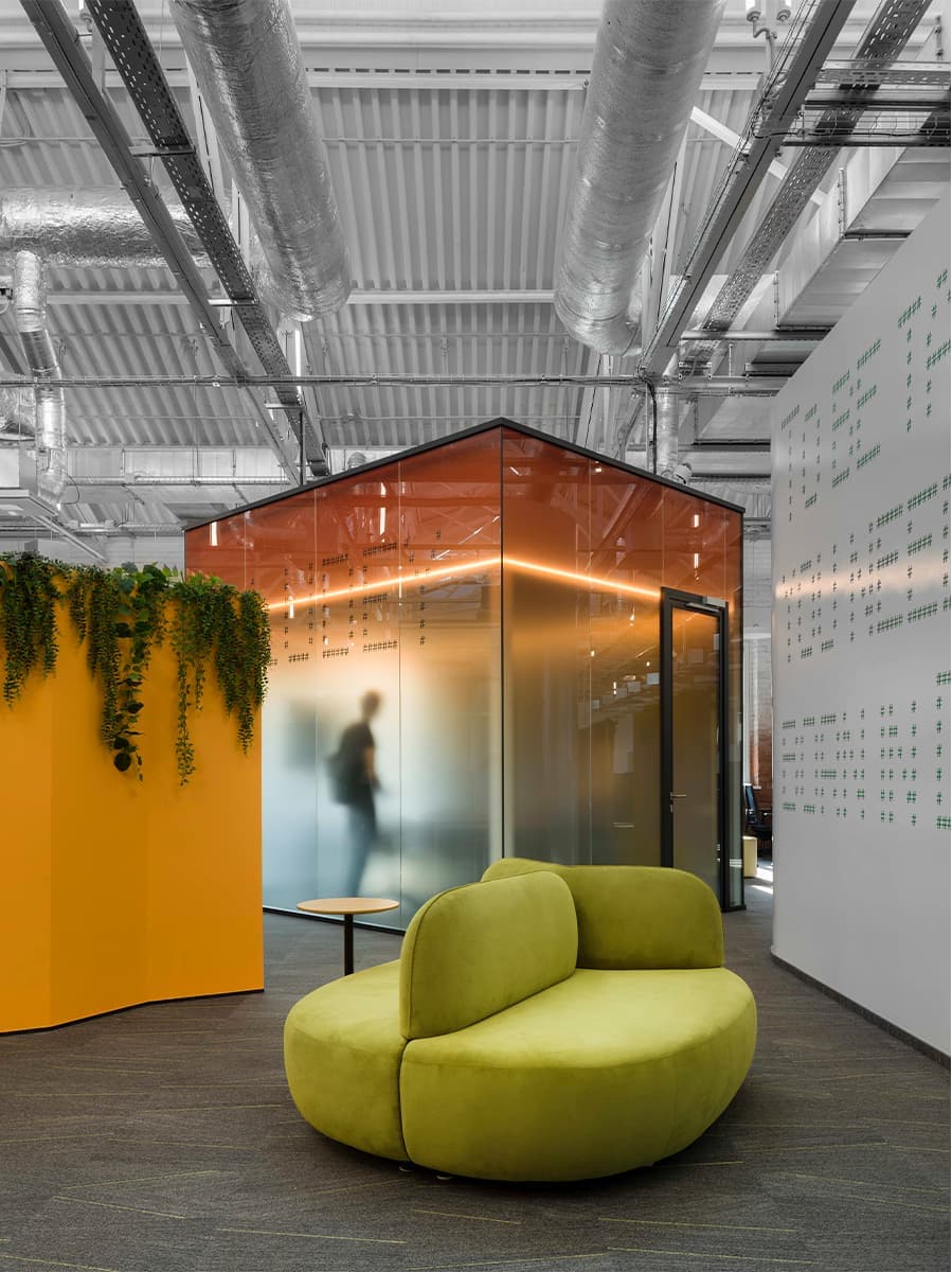 Отражение города в интерьере уютного офиса для IT-специалистов — проект IND architects