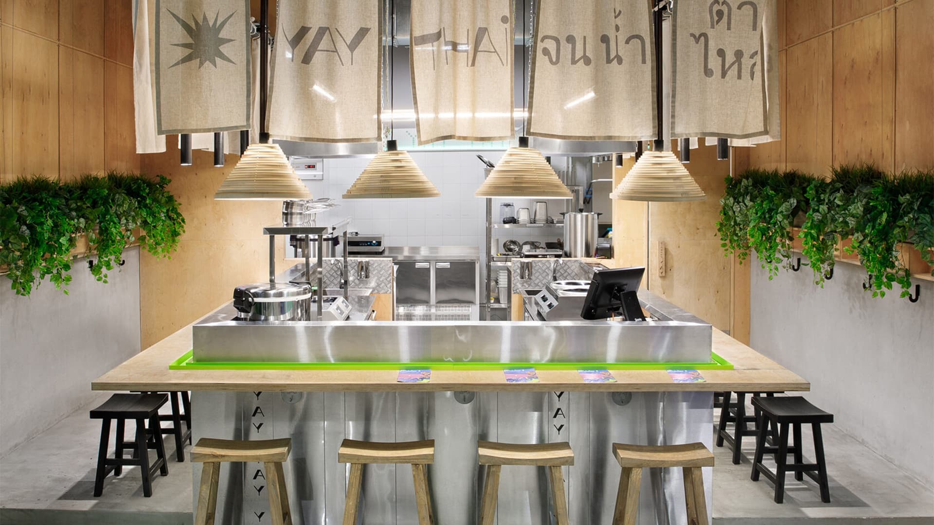 Яркий интерьер кафе тайской кухни с неоновыми деталями — проект студии Miyao