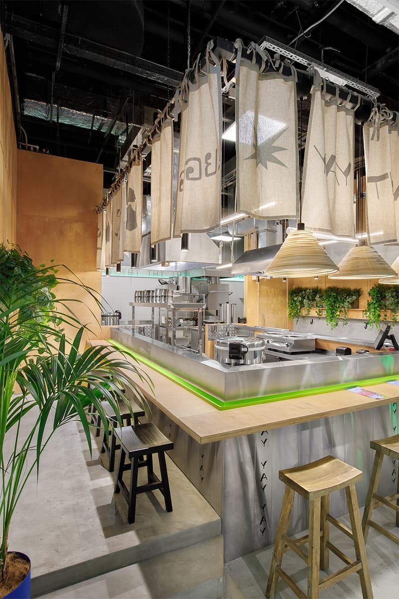 Яркий интерьер кафе тайской кухни с неоновыми деталями — проект студии Miyao