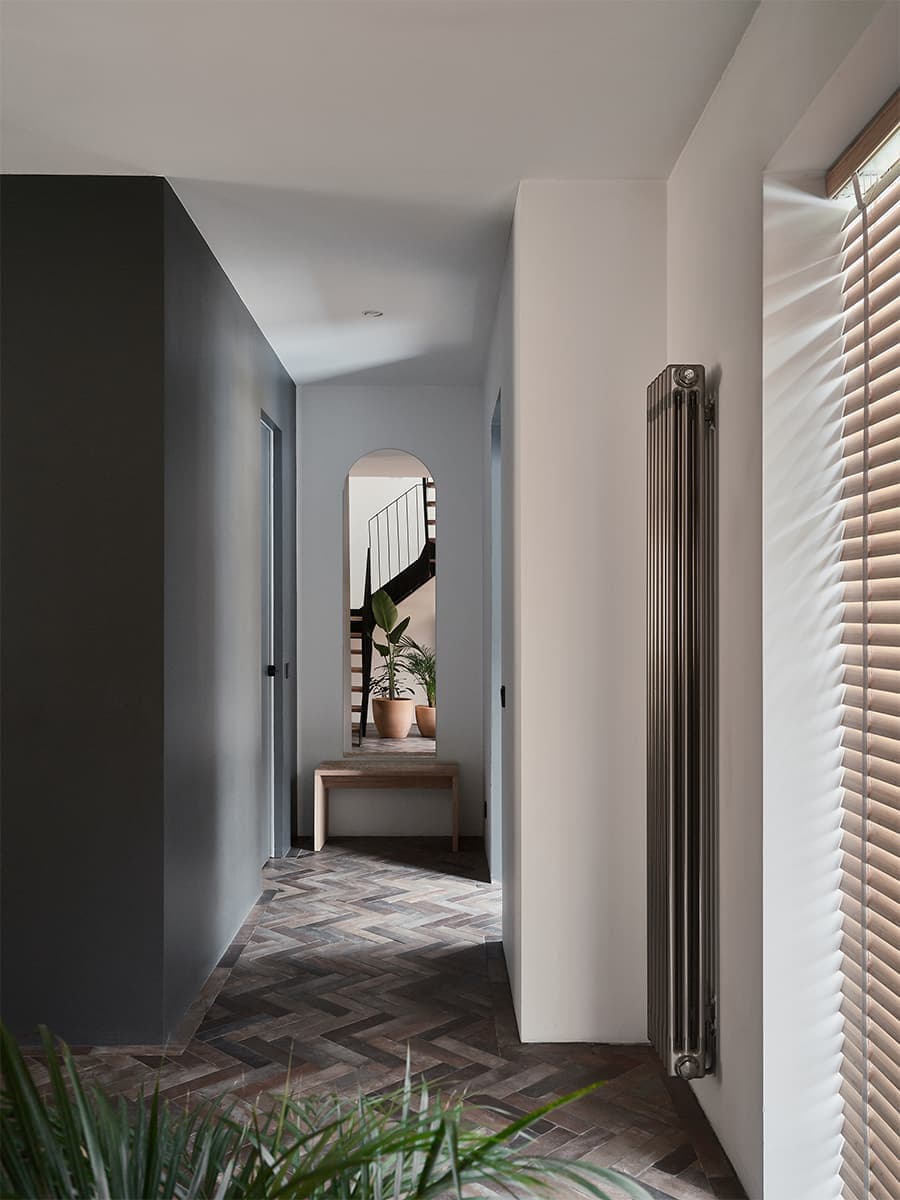 Расслабленный интерьер трехэтажного коттеджа в Подмосковье — проект Дарьи Калюжа