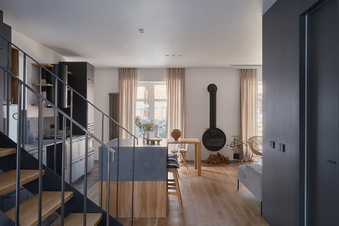 Расслабленный интерьер трехэтажного коттеджа в Подмосковье — проект Дарьи Калюжа