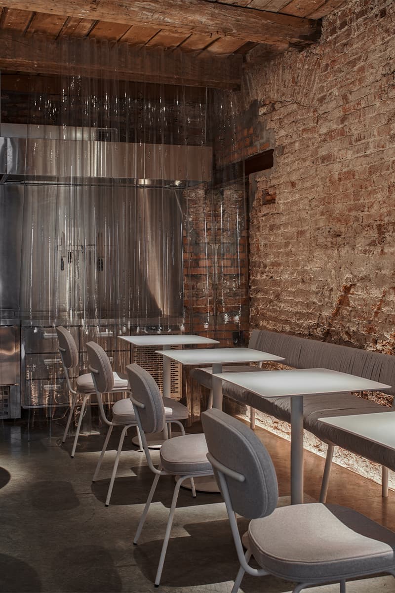 Желтые акценты в интерьере гастробара со старинной кирпичной кладкой — проект DA bureau