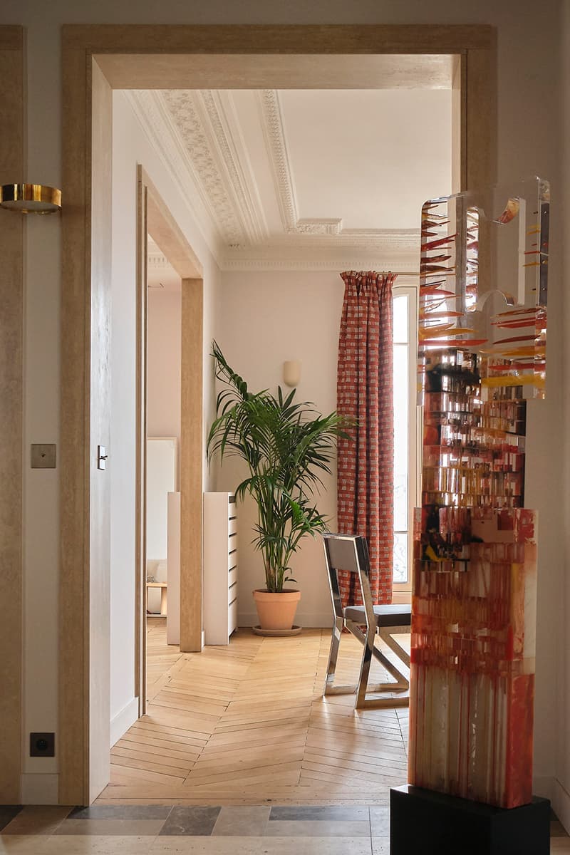 Интерьер парижской квартиры с акцентной кухней — проект студии Hauvette & Madani