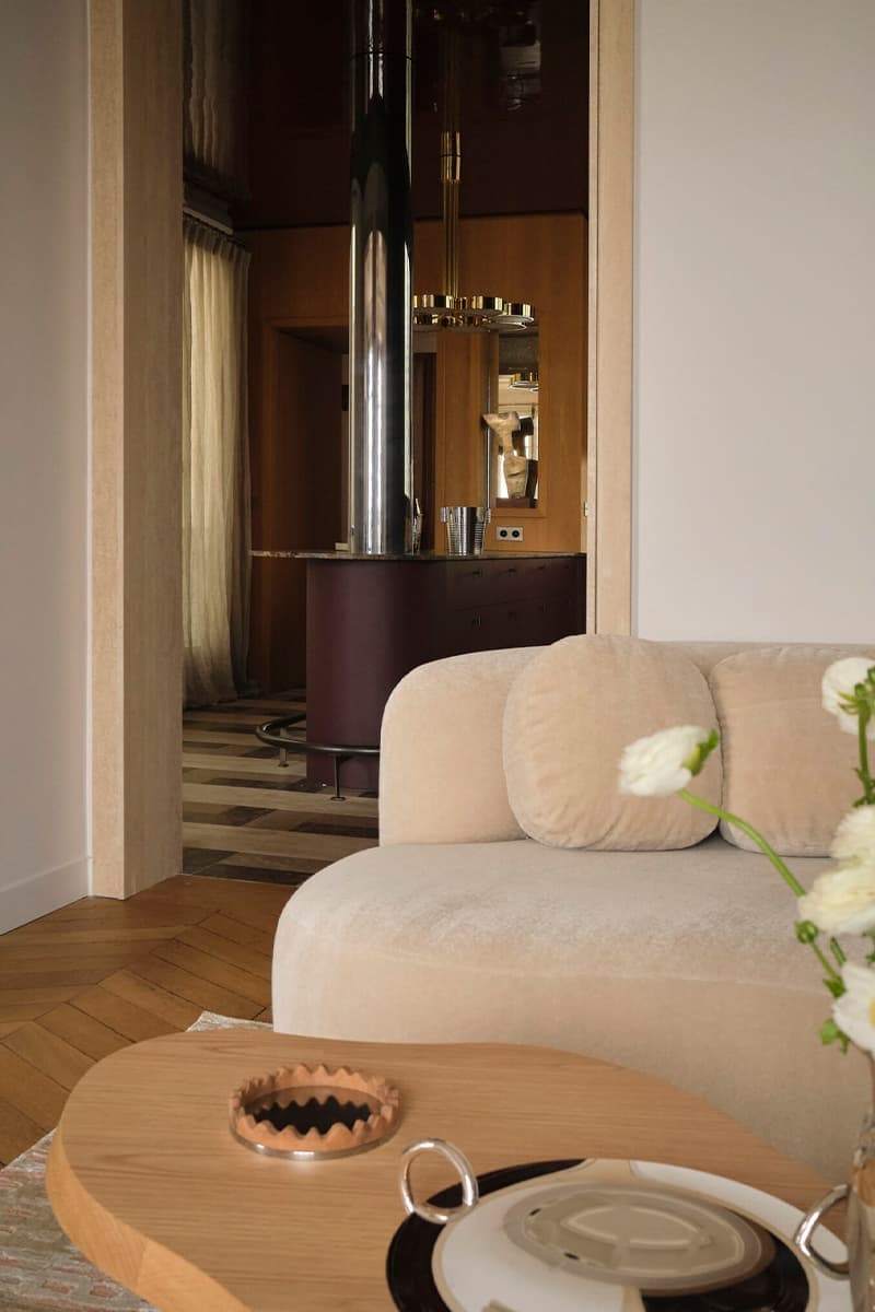 Интерьер парижской квартиры с акцентной кухней — проект студии Hauvette & Madani