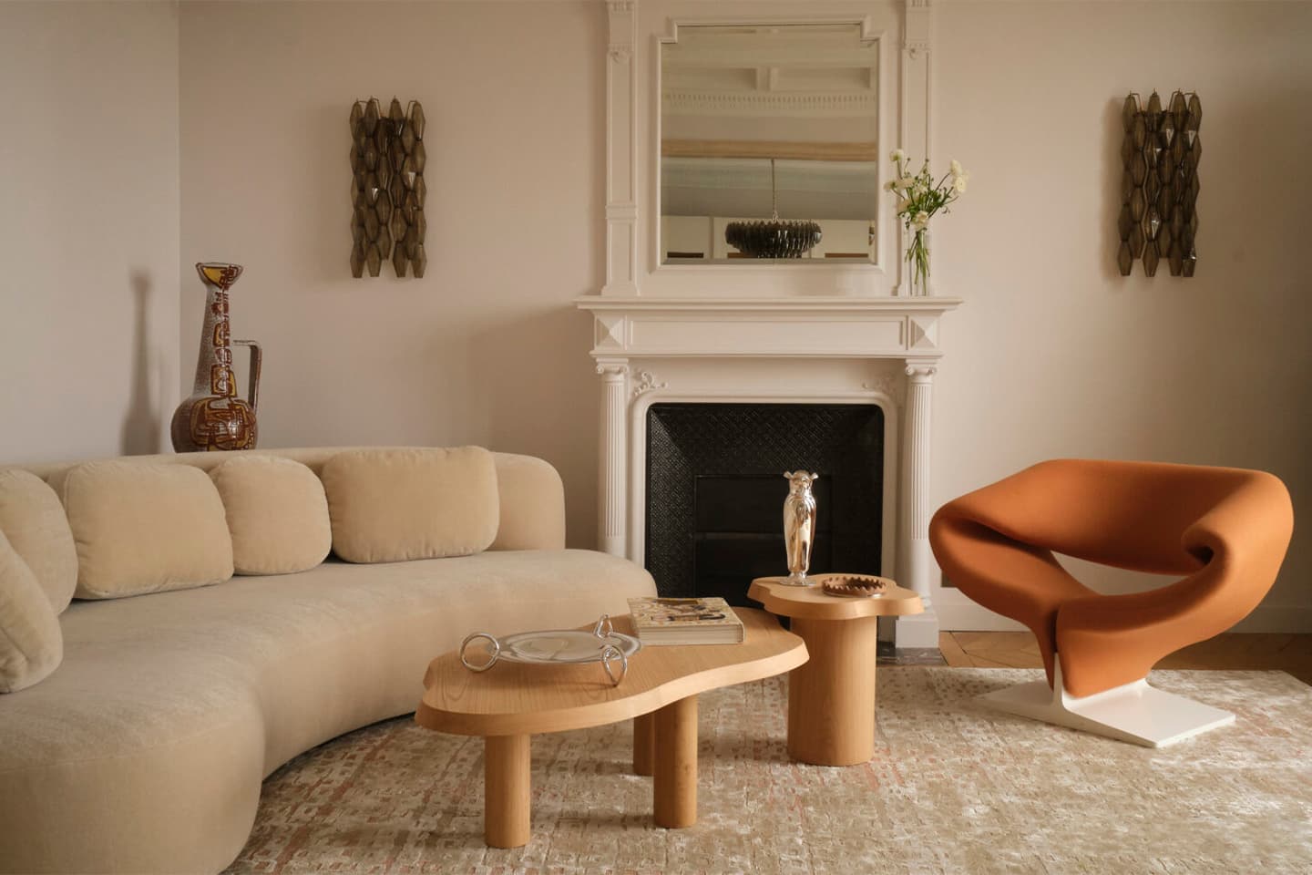 Интерьер парижской квартиры с акцентной кухней — проект студии Hauvette & Madani