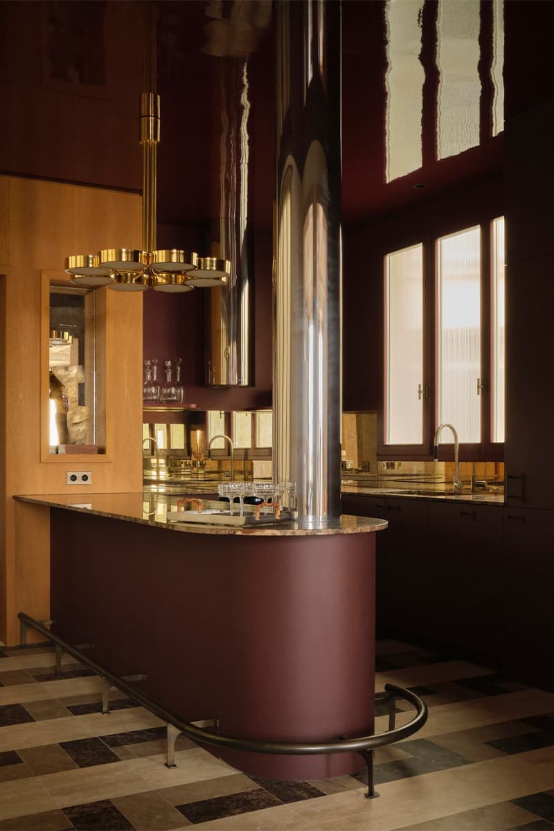 Интерьер парижской квартиры с акцентной кухней — проект студии Hauvette & Madani