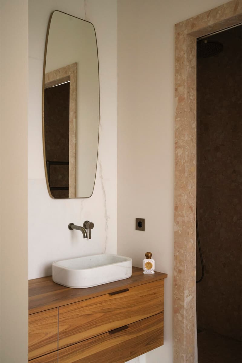 Интерьер парижской квартиры с акцентной кухней — проект студии Hauvette & Madani