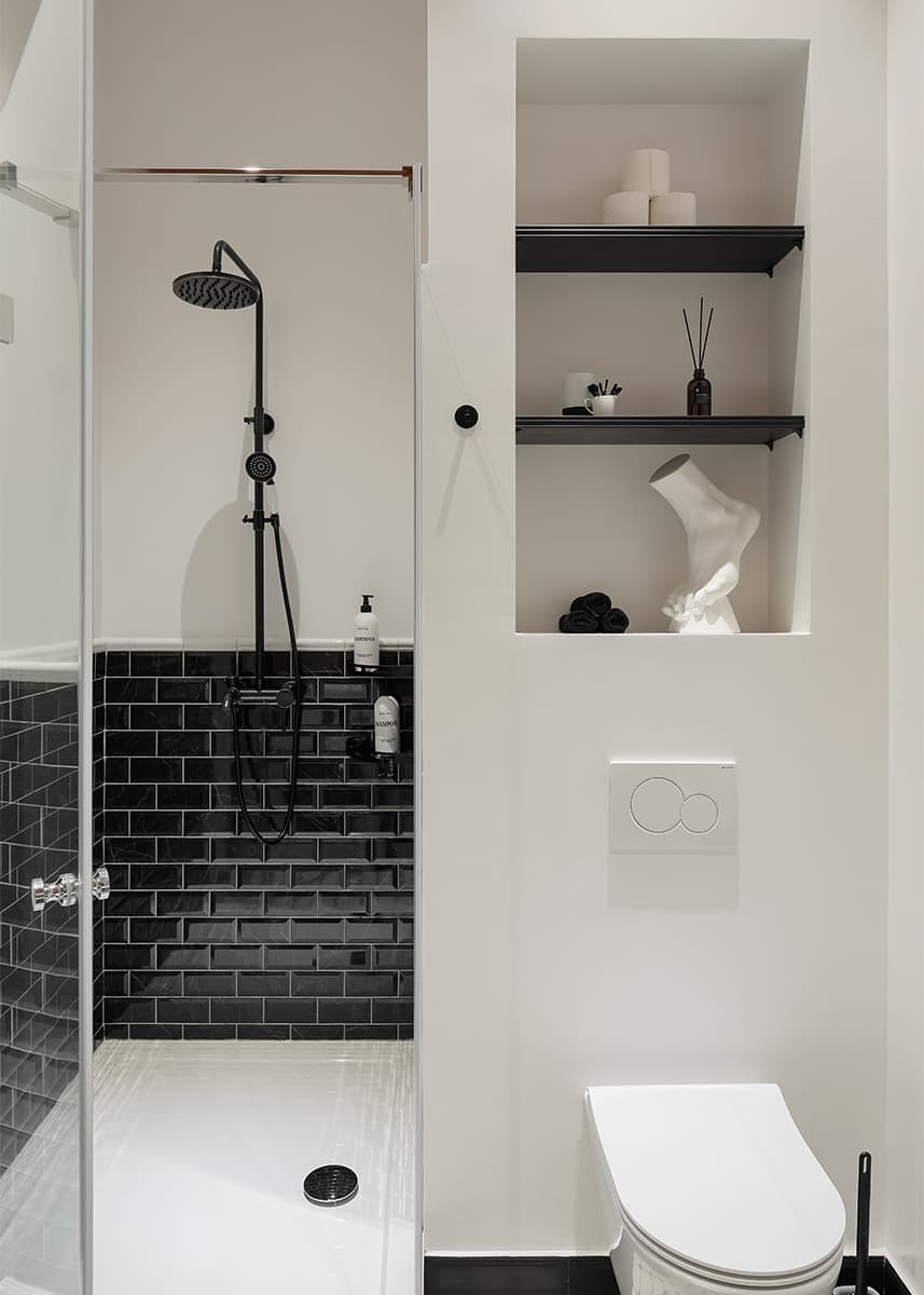 Старинная кирпичная кладка в интерьере петербургских апартаментов под сдачу — проект Аллы Сеничевой