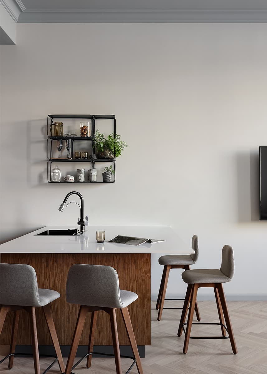 Старинная кирпичная кладка в интерьере петербургских апартаментов под сдачу — проект Аллы Сеничевой