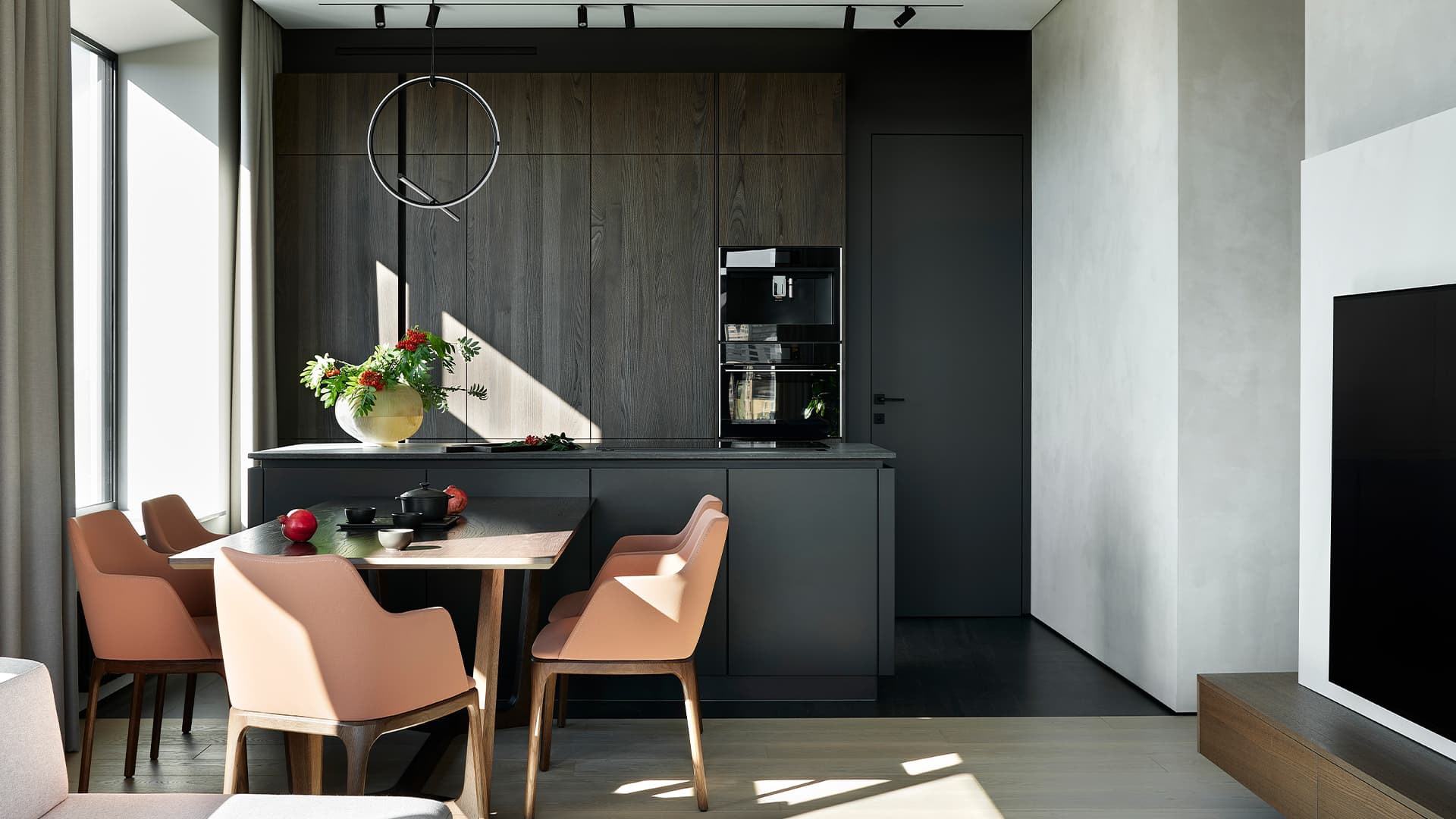 Интерьер семейной квартиры с динамичным оформлением кухни-гостиной — проект дизайн-студии Geometrium
