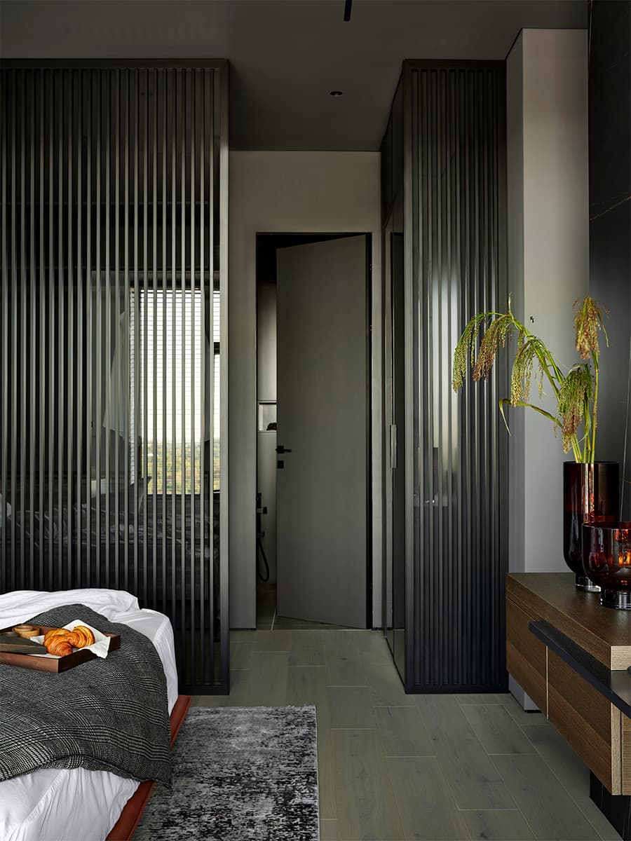 Интерьер семейной квартиры с динамичным оформлением кухни-гостиной — проект дизайн-студии Geometrium