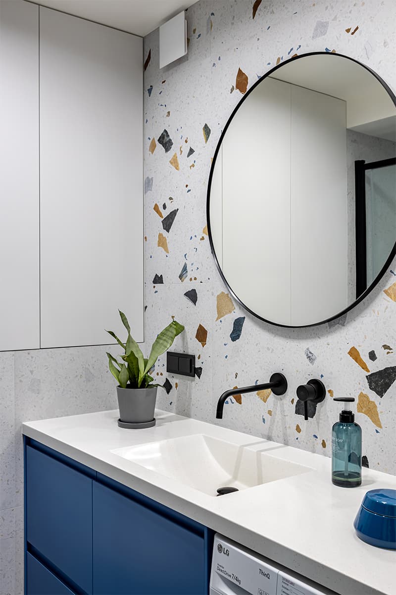 Яркие краски и графичные светильники в интерьере квартиры для музыканта — проект ESTE Design