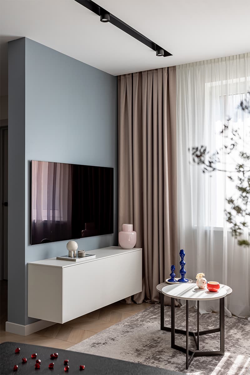 Яркие краски и графичные светильники в интерьере квартиры для музыканта — проект ESTE Design