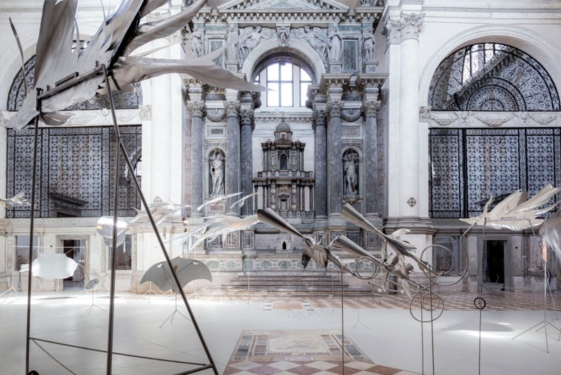 Художники установили инсталляцию в венецианской церкви