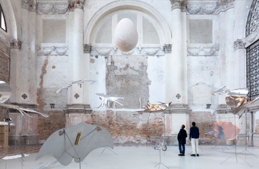 Художники установили инсталляцию в венецианской церкви