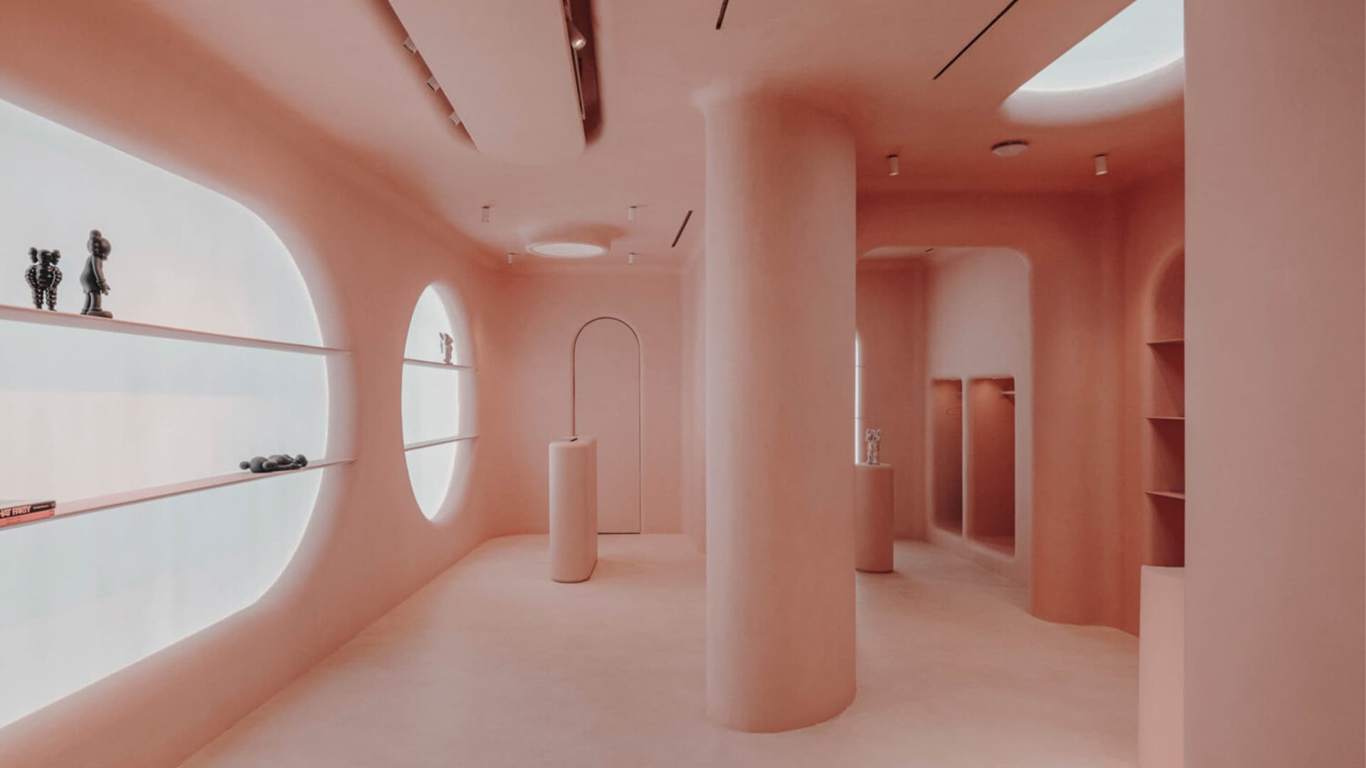 Сквозь розовые очки: фантазийный интерьер концепт-стора в Барселоне — проект Изерна Серры и студии Six N. Five