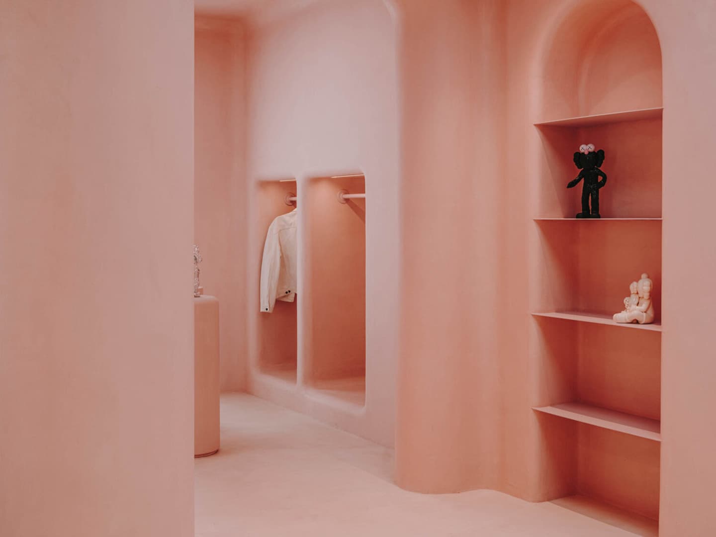 Сквозь розовые очки: фантазийный интерьер концепт-стора в Барселоне — проект Изерна Серры и студии Six N. Five
