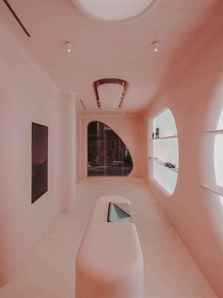 Сквозь розовые очки: фантазийный интерьер концепт-стора в Барселоне — проект Изерна Серры и студии Six N. Five
