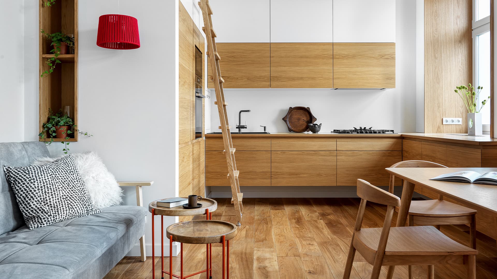 Акцентная мебель из дерева в интерьере квартиры с высокими потолками — проект Максима Сивухи и Натальи Желтоуховой 