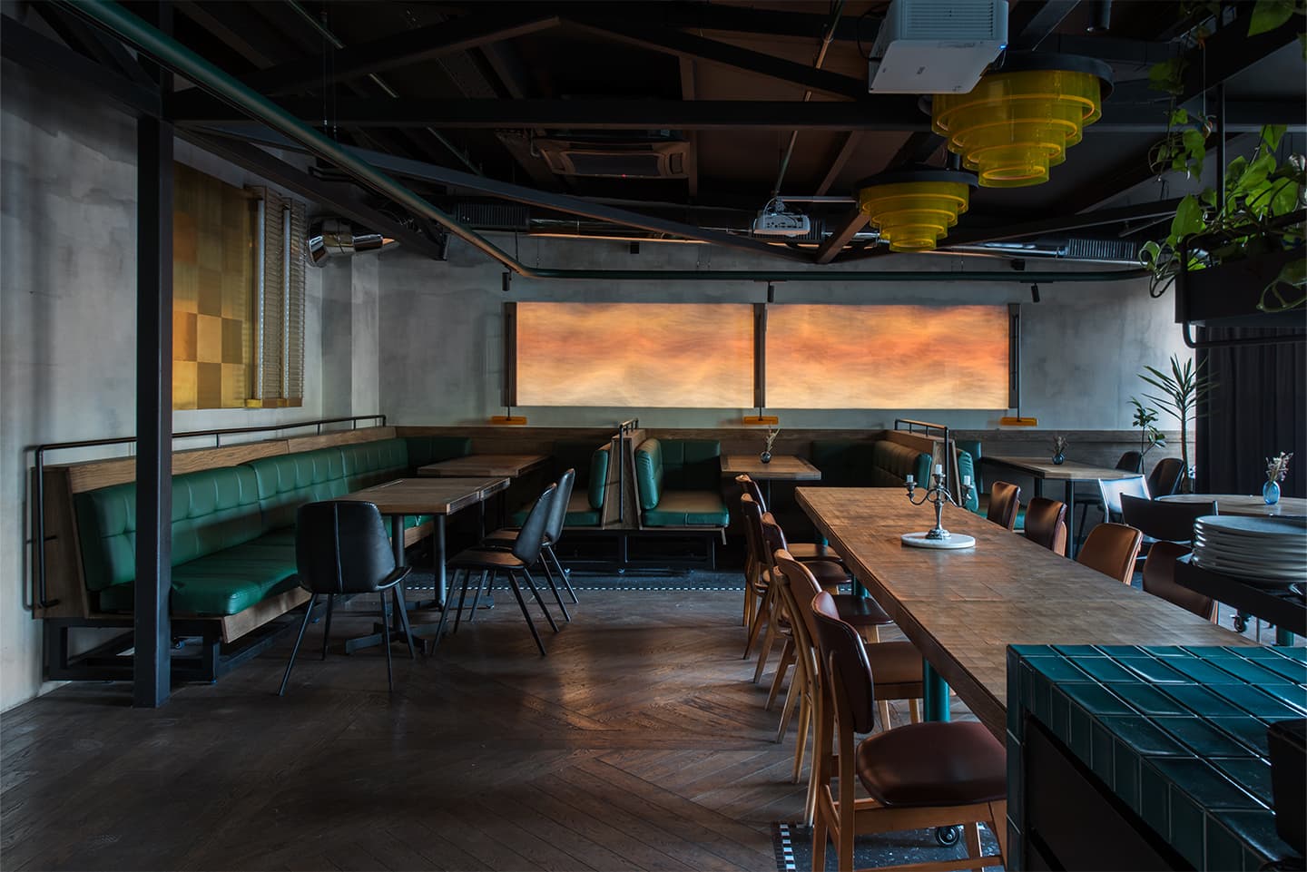 Изумрудные, золотистые и серые тона в интерьере петербургского паба — проект PAUM Design