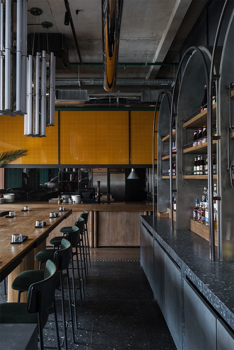 Изумрудные, золотистые и серые тона в интерьере петербургского паба — проект PAUM Design