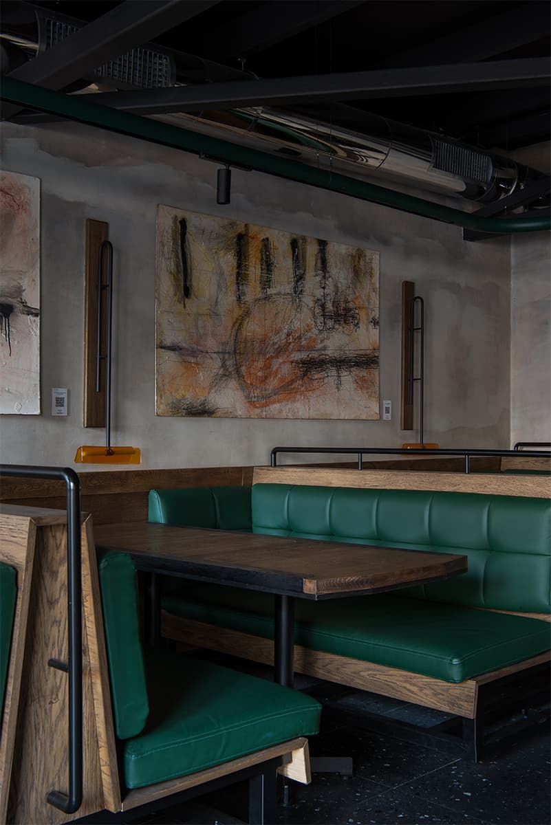 Изумрудные, золотистые и серые тона в интерьере петербургского паба — проект PAUM Design