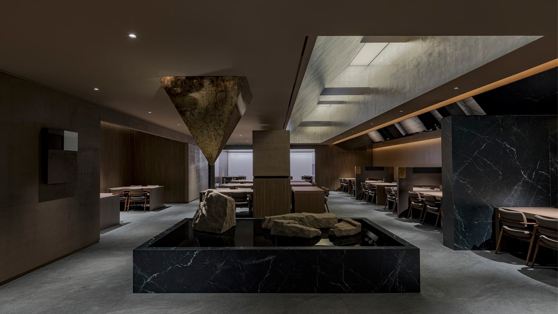 Благородный интерьер корейского ресторана с камерными приватными зонами — проект Design Studio Minwoo