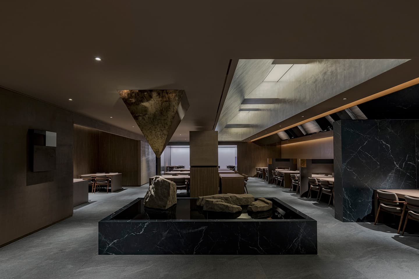 Благородный интерьер корейского ресторана с камерными приватными зонами — проект Design Studio Minwoo