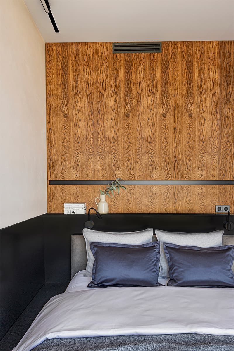 Светлый интерьер квартиры с панорамными окнами и зеленой обеденной группой — проект студии «Точка дизайна»