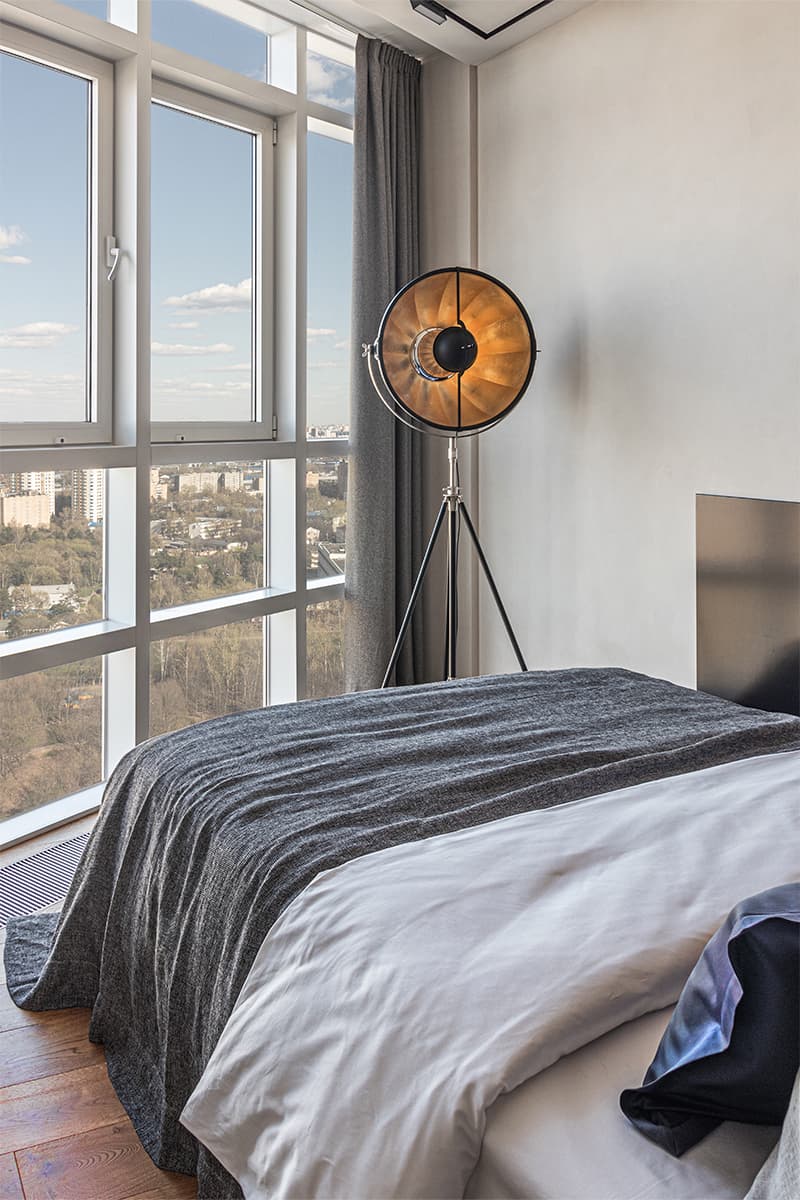 Светлый интерьер квартиры с панорамными окнами и зеленой обеденной группой — проект студии «Точка дизайна»