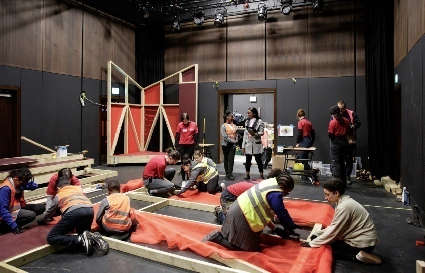 Лондонские школьники создали временные структуры для театральных выступлений