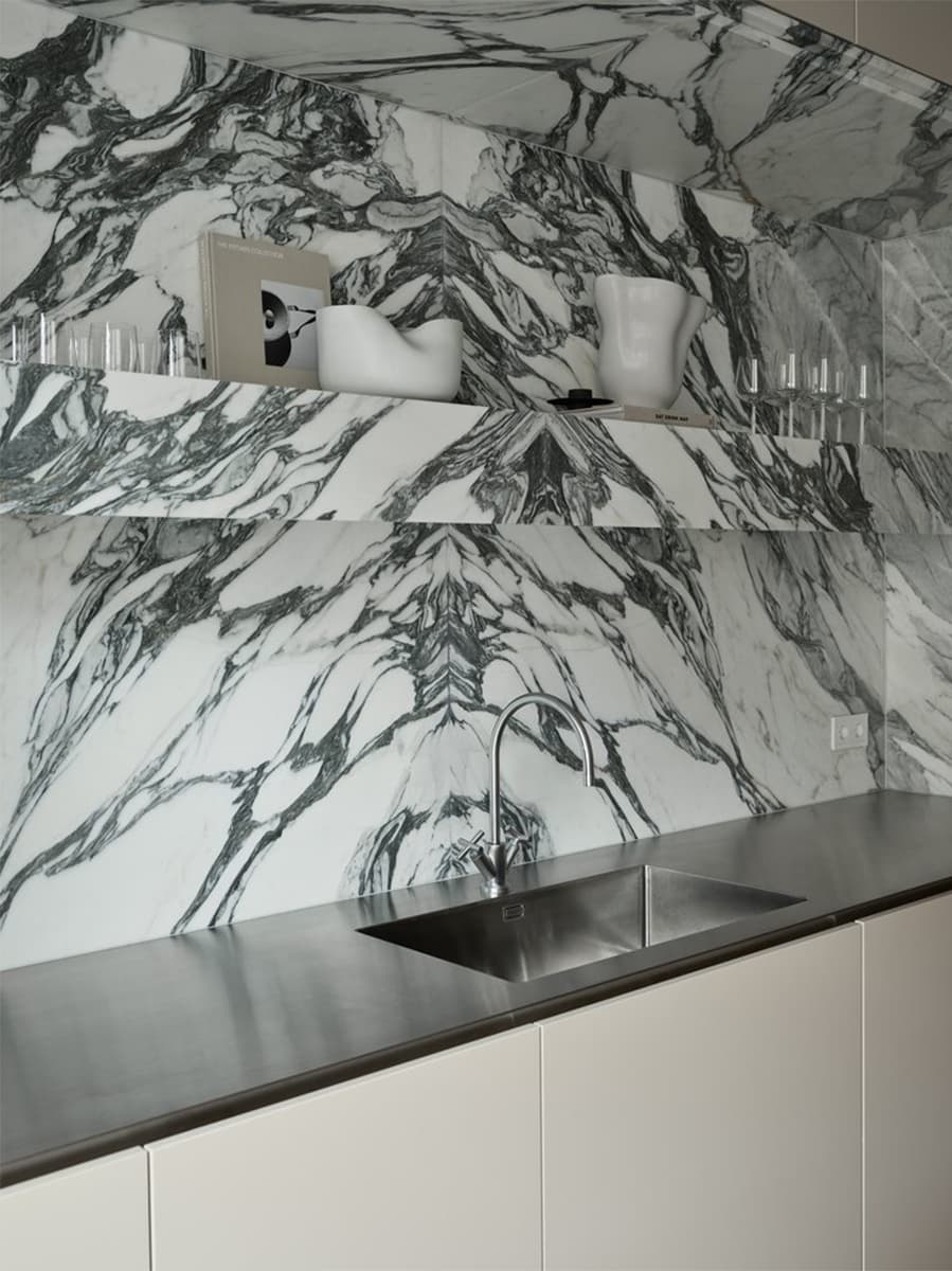 Акцентный мрамор в интерьере квартиры с историческими деталями — проект дизайн-студии AO/JN Interiors