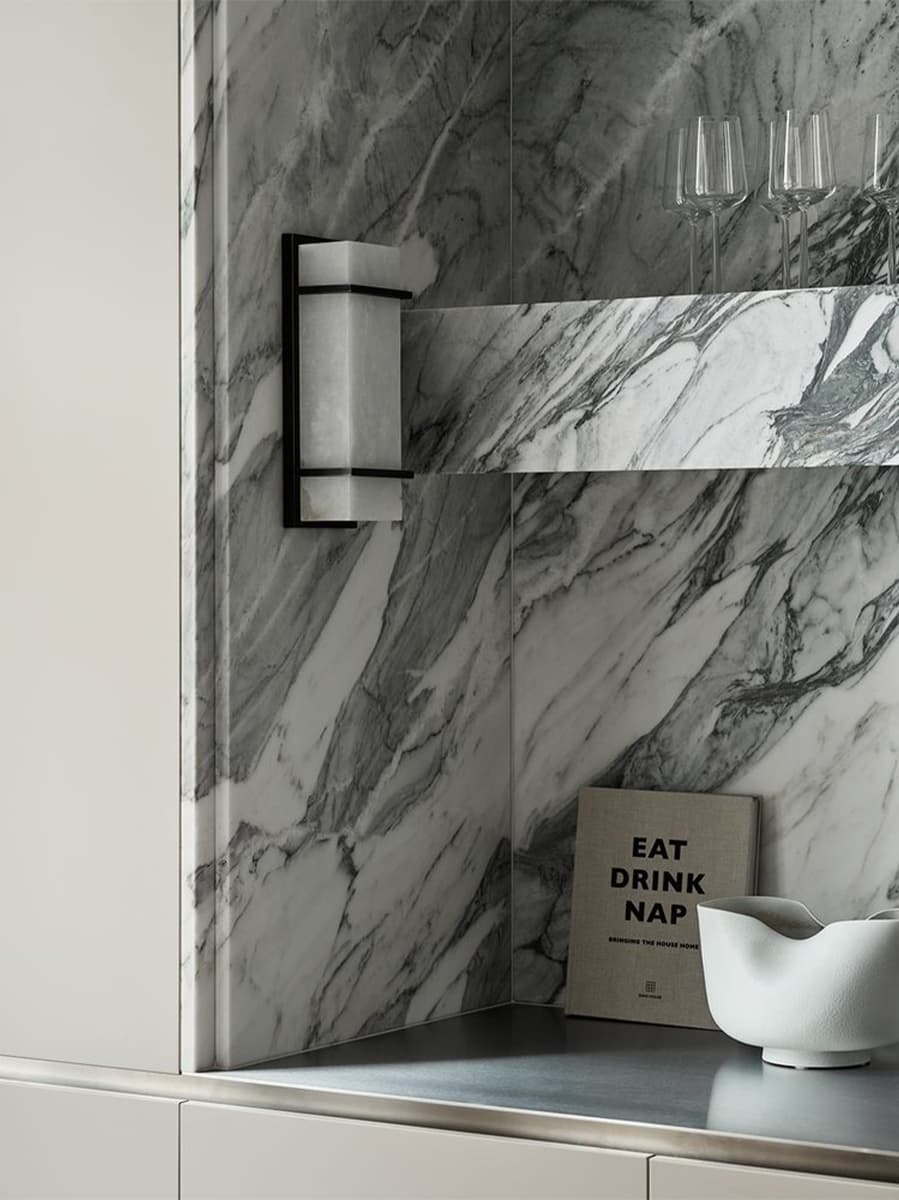 Акцентный мрамор в интерьере квартиры с историческими деталями — проект дизайн-студии AO/JN Interiors