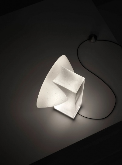 Росс Гардам создал лампу из литого хрусталя