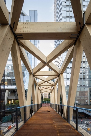 Архитекторы студии SOM установили деревянный мост на Манхэттене