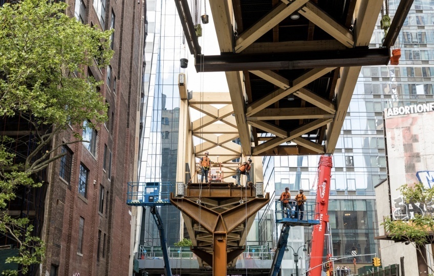 Архитекторы студии SOM установили деревянный мост на Манхэттене