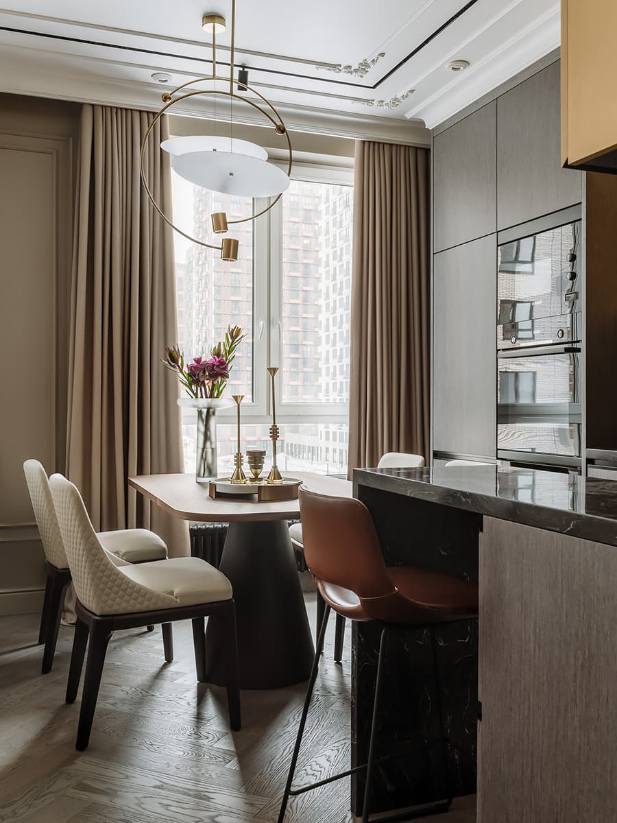 Микс теплых оттенков и фактурной древесины в интерьере квартиры для супругов — проект Инны Азорской