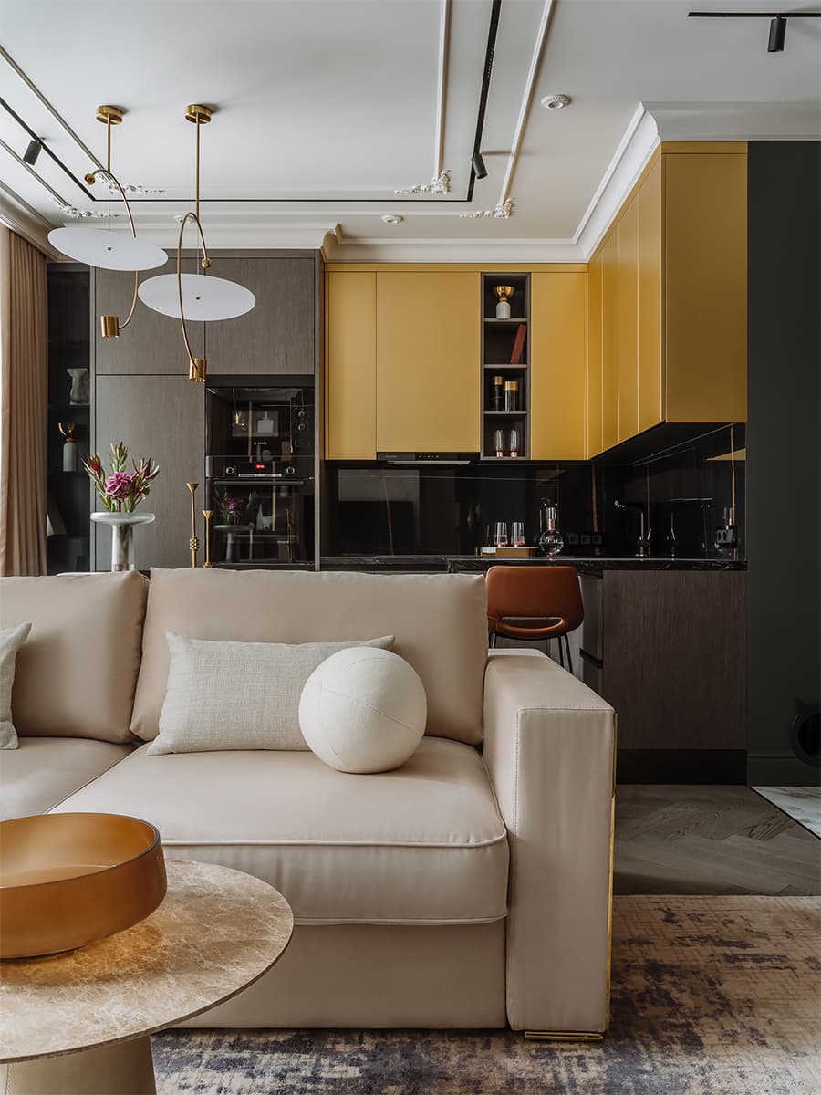 Микс теплых оттенков и фактурной древесины в интерьере квартиры для супругов — проект Инны Азорской