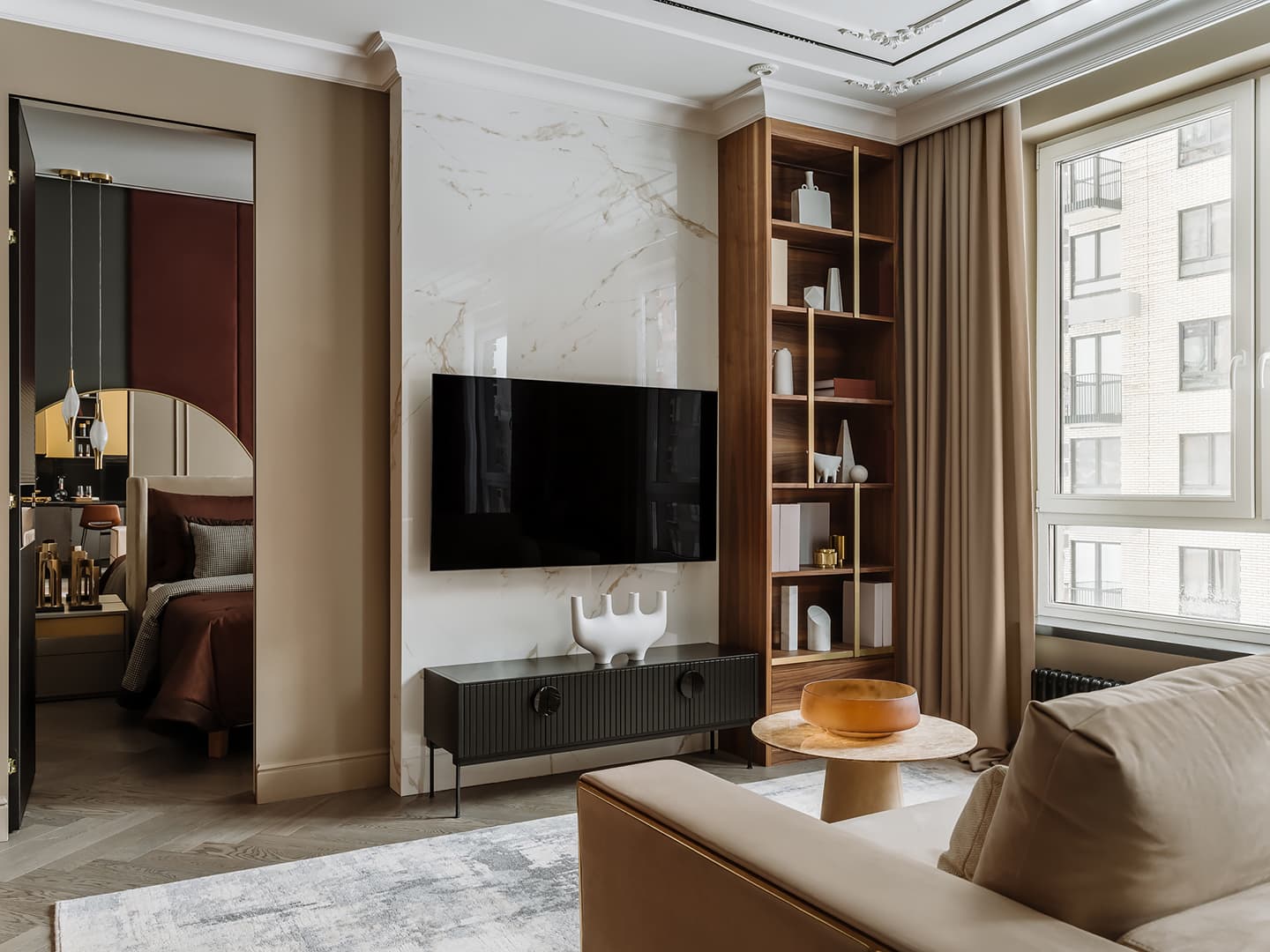 Микс теплых оттенков и фактурной древесины в интерьере квартиры для супругов — проект Инны Азорской