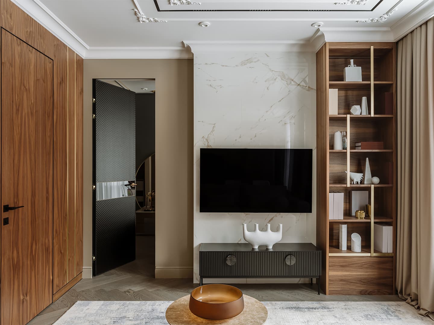 Микс теплых оттенков и фактурной древесины в интерьере квартиры для супругов — проект Инны Азорской