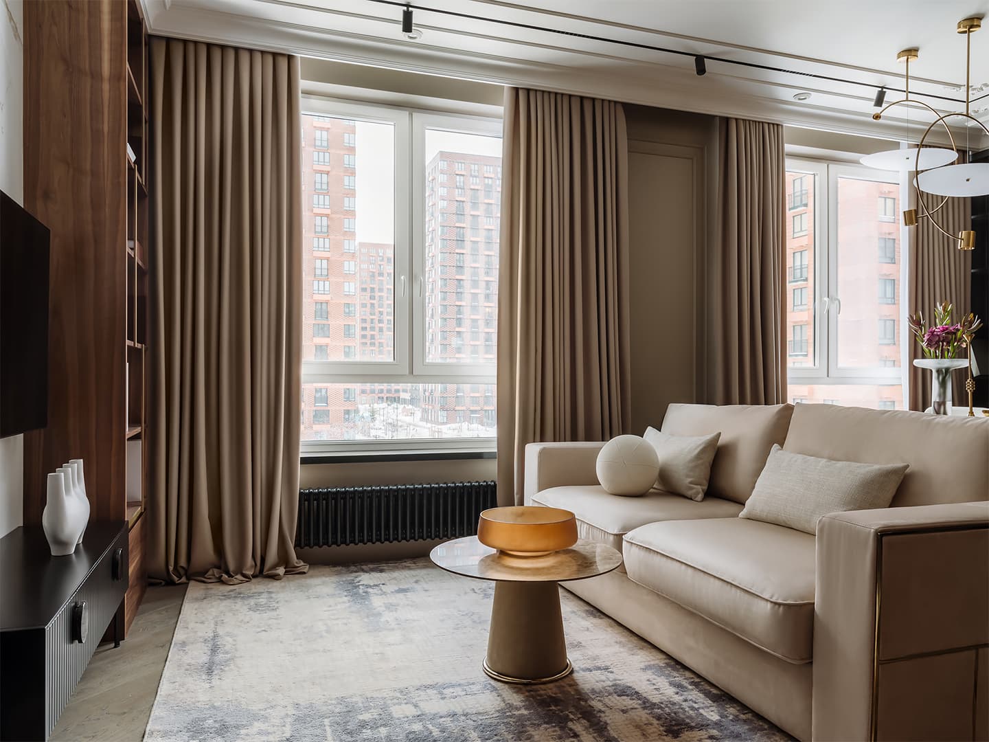 Микс теплых оттенков и фактурной древесины в интерьере квартиры для супругов — проект Инны Азорской