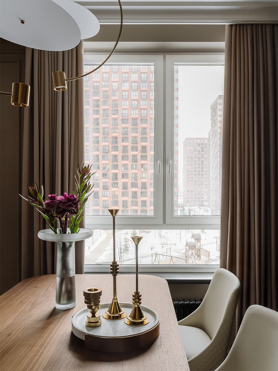 Микс теплых оттенков и фактурной древесины в интерьере квартиры для супругов — проект Инны Азорской