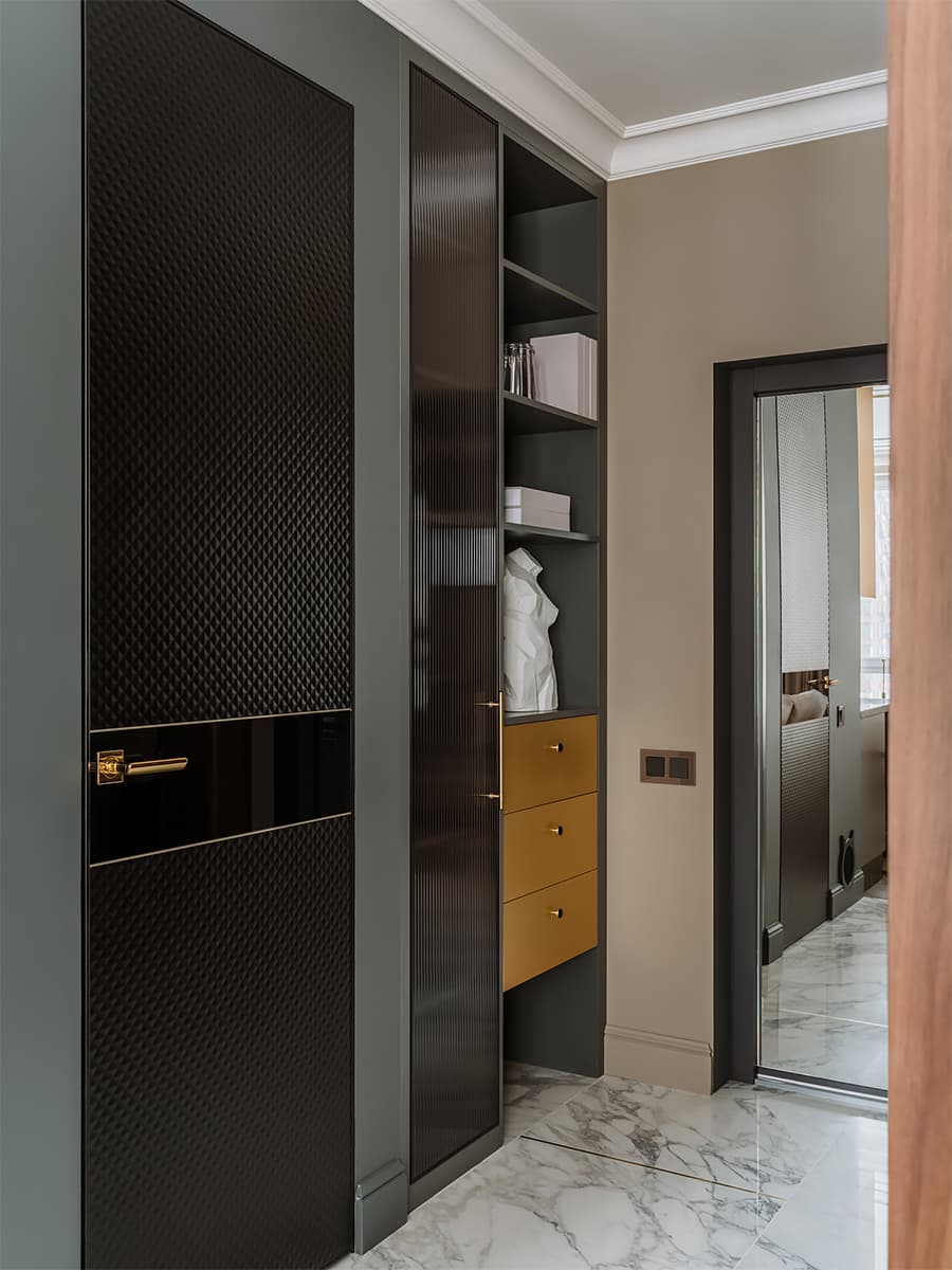 Микс теплых оттенков и фактурной древесины в интерьере квартиры для супругов — проект Инны Азорской