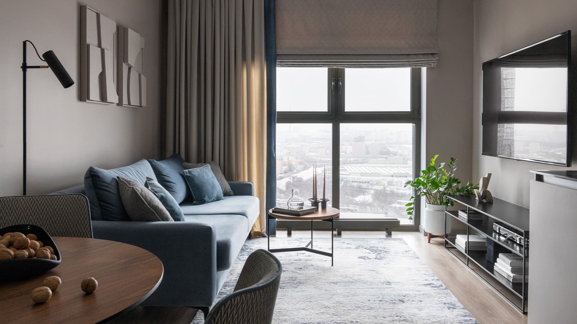 Расслабленный интерьер двухкомнатной квартиры с синими акцентами — проект Ольги Шелопугиной