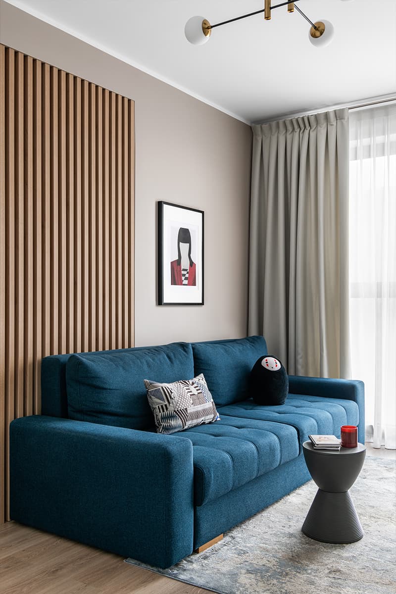 Расслабленный интерьер двухкомнатной квартиры с синими акцентами — проект Ольги Шелопугиной