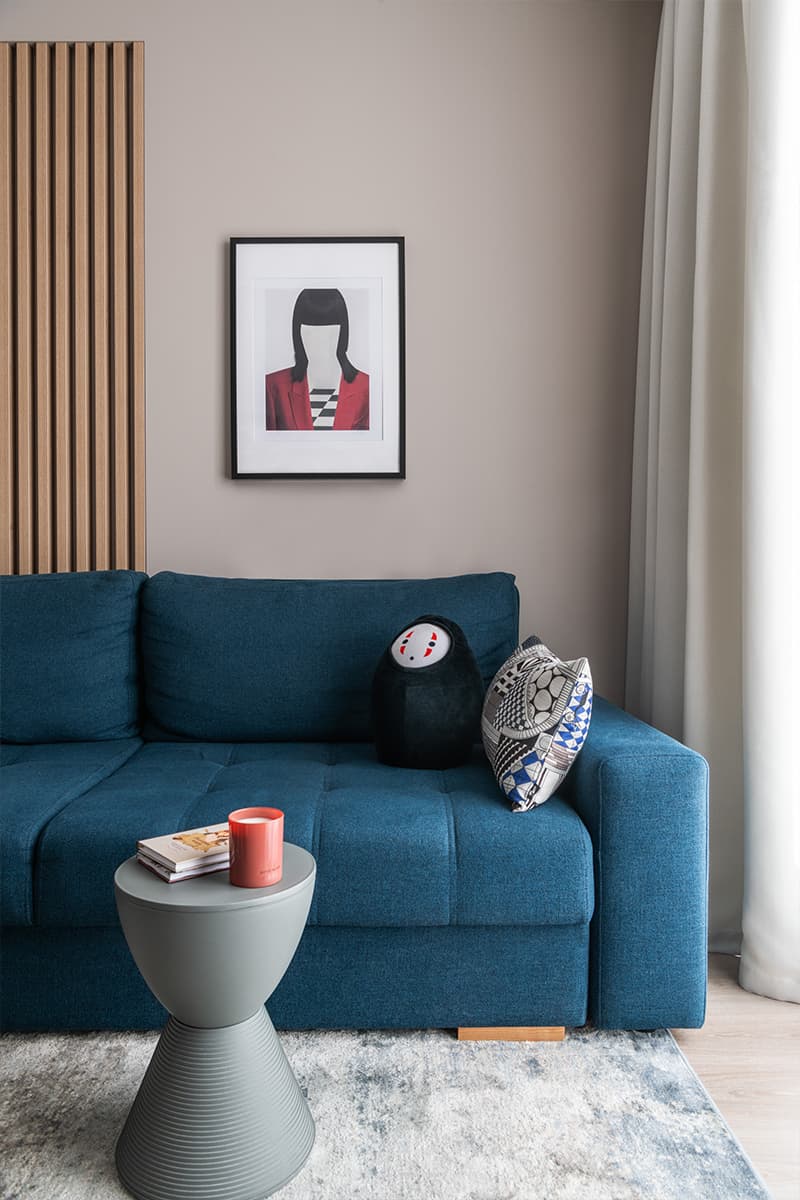 Расслабленный интерьер двухкомнатной квартиры с синими акцентами — проект Ольги Шелопугиной